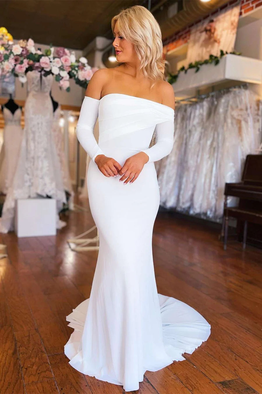Vestido de novia de manga larga con hombros descubiertos y cola